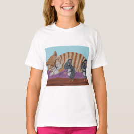 眠っている猫とうしろをとおるネズミ  Tシャツ