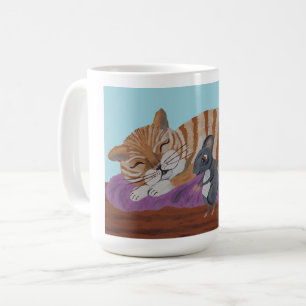 眠っている猫とそっと忍び寄るネズミのマグカップ コーヒーマグカップ