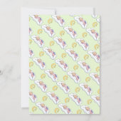 眠っている赤ちゃん女の子のシャワーグリーン淡い色のタイポグラフィ 招待状 (裏面)