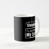 眠ってない目のフレーズを休んでいるだけだ コーヒーマグカップ (正面右)