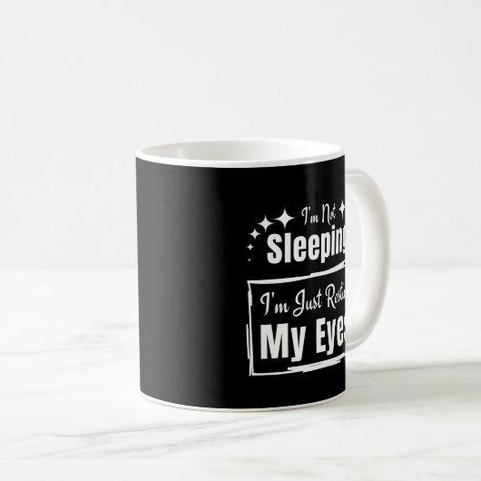 眠ってない目のフレーズを休んでいるだけだ コーヒーマグカップ (正面右)
