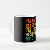 眠ってない目を休んでいるだけだ昼寝 コーヒーマグカップ (正面左)