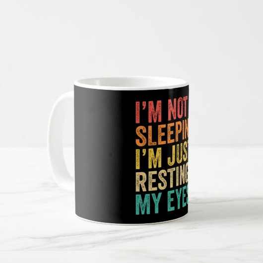 眠ってない目を休んでいるだけだ昼寝 コーヒーマグカップ (正面左)