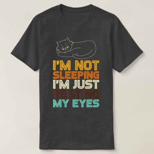 眠ってない目を休んでいるだけパパのジョーク Tシャツ (デザイン正面)