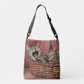 眠って口を開くトラ猫 クロスボディバッグ (裏面)