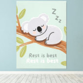  眠りにつくコアラの穏やかな保育園アート キャンバスプリント (インサイチュ (ウッドフロア))