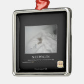 眠り込む メタルオーナメント (左)