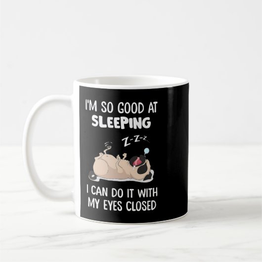 眠るのが得意な犬のパグで一緒に寝る コーヒーマグカップ (左)