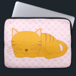 眠るオレンジタビー猫 ラップトップスリーブ<br><div class="desc">可愛らしいデザインは、可愛いピンクやブルーのハートに昼寝を取るオレンジ色の虎猫の子猫の甘いイラストレーションと手柄の背景をプリント。</div>