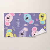 眠るカラフルコアラのパターン名&イニシャルキッド ハンドタオル (ハンドタオル)