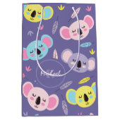 眠るカラフルコアラのパターン名&イニシャルキッド ミディアムペーパーバッグ (正面)