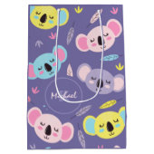 眠るカラフルコアラのパターン名&イニシャルキッド ミディアムペーパーバッグ (裏面)