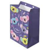 眠るカラフルコアラのパターン名&イニシャルキッド ミディアムペーパーバッグ (裏面アングル)