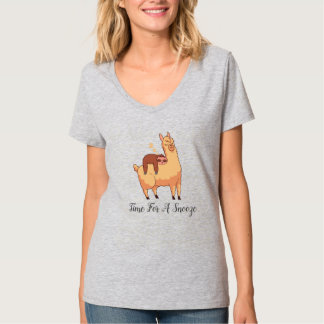 眠るナマケモノがラマに乗る Tシャツ