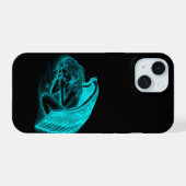 眠る天使の黒と緑のデザイン iPhone 15ケース (裏面横)