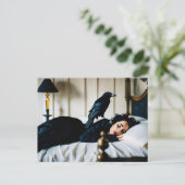 眠る女とカラスのポー ポストカード (スタンド正面)