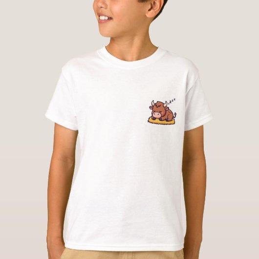 眠る小さな牛の干し草のベッドのイラスト 子供 Tシャツ (正面)