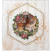 眠る目まいがする子鹿、茶色の動物のフローラアート シャワーカーテン (正面)