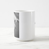 眠る美しい犬の白黒の写真|過去記事 コーヒーマグカップ (中央)