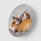 眠る英語ブルドッグ ラウンド壁時計 (傾斜)