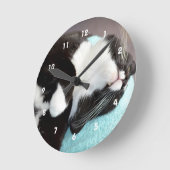 眠るtuxedo cat chinビュー子猫画像 ラウンド壁時計 (傾斜)