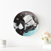 眠るtuxedo cat chinビュー子猫画像 ラウンド壁時計 (ホーム)