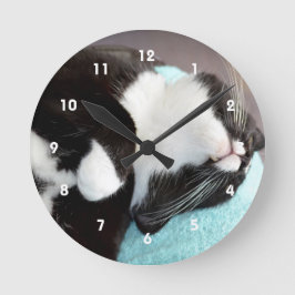 眠るtuxedo cat chinビュー子猫画像 ラウンド壁時計