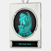 眠れる天使が石の上に シルバープレートバナーオーナメント (左)