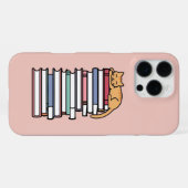 眠れる猫と本のスタック – Cozy iPhoneケース (裏面横)