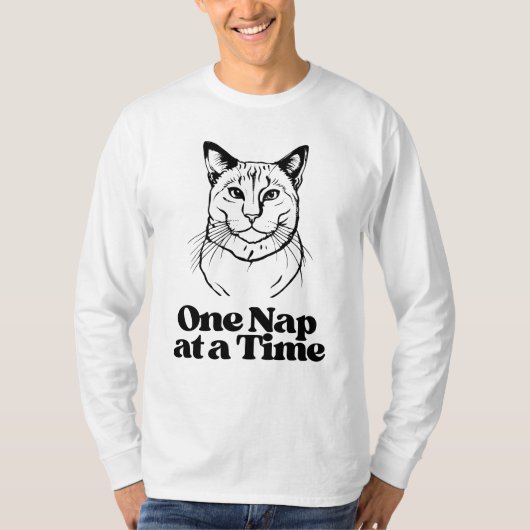 眠リラックスい時に一人の昼寝を猫に与える Tシャツ (正面)