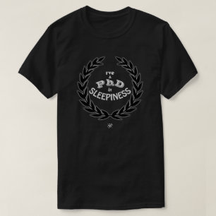 眠気v3 Tシャツで博士号を取得 Tシャツ