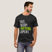 眠食べるバーテンダーのバーテンダーのおもしろい贈り物 Tシャツ (正面フル)