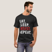 眠食べる抵抗が政治的抵抗戦を繰り返す Tシャツ (正面フル)