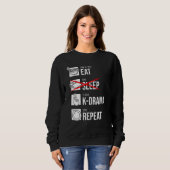 眠食べるKドラマ繰り返し韓国ドラマKDrama スウェットシャツ (正面フル)