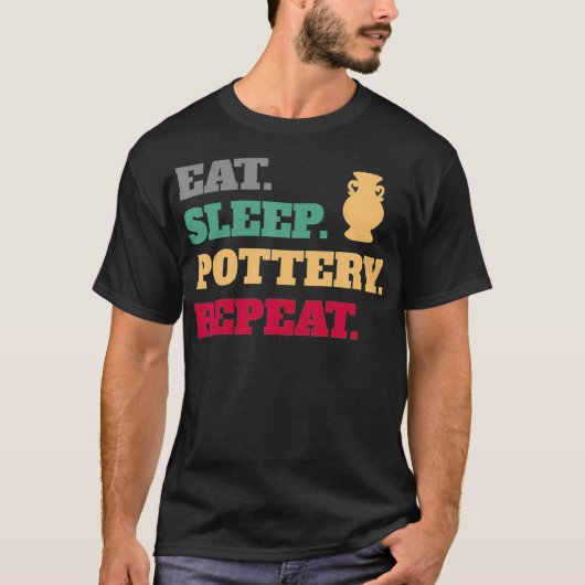 眠食べ陶器の粘土リピート Tシャツ (正面)