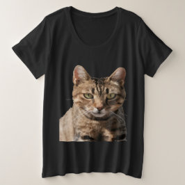 眼差しのキュートなトラ猫の肖像画 プラスサイズTシャツ