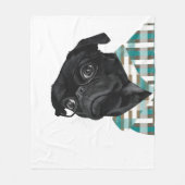 眼鏡とシャツで愛らしいブラックパグ フリースブランケット (正面)