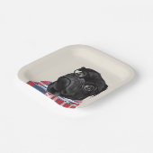 眼鏡とチェックシャツが付いたかわいい黒いパグ犬 ペーパープレート (傾斜あり)