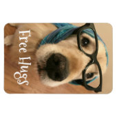 眼鏡のないハグを持つ悲しいゴールデンレトリバー犬 マグネット (横)