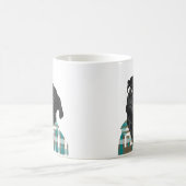 眼鏡をかけたかわいい黒いパグ コーヒーマグカップ (中央)