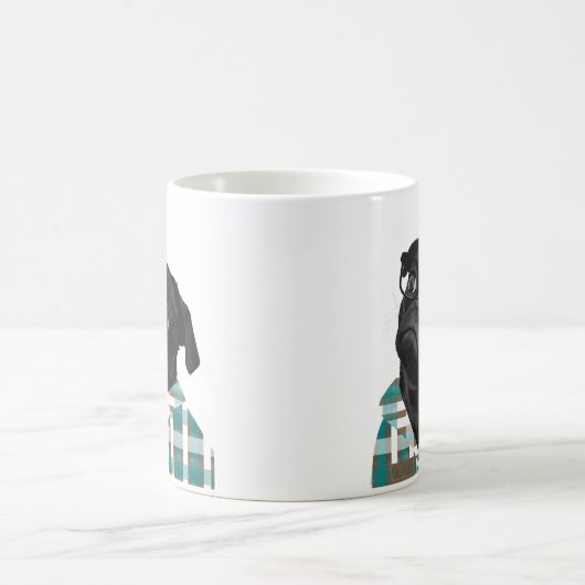眼鏡をかけたかわいい黒いパグ コーヒーマグカップ (中央)