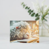 眼鏡をかけたコンピューターの前で眠る羊 シーズンポストカード (スタンド正面)