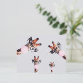 眼鏡を掛けたキリン吹はピンクのバブルガムを着ている インビテーションポストカード (スタンド正面)