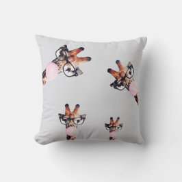 眼鏡を掛けたキリン吹はピンクのバブルガムを着ている クッション