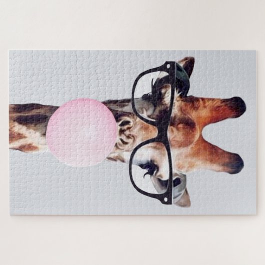 眼鏡を掛けたキリン吹はピンクのバブルガムを着ている ジグソーパズル (横)