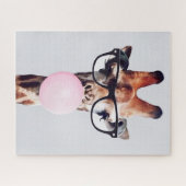 眼鏡を掛けたキリン吹はピンクのバブルガムを着ている ジグソーパズル (横)
