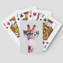 眼鏡を掛けたキリン吹はピンクのバブルガムを着ている