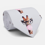 眼鏡を掛けたキリン吹はピンクのバブルガムを着ている ネクタイ (ロール)