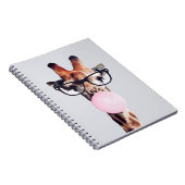 眼鏡を掛けたキリン吹はピンクのバブルガムを着ている ノートブック (右側)