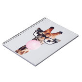 眼鏡を掛けたキリン吹はピンクのバブルガムを着ている ノートブック (左側)